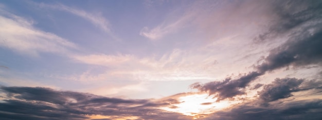 写真 夕焼け空の背景カバーバナーの背景のための雲の自然の概念と風景の青い空