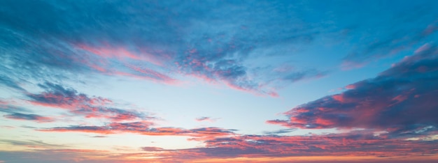 写真 夕焼け空の背景カバーバナーの背景のための雲の自然の概念と風景の青い空