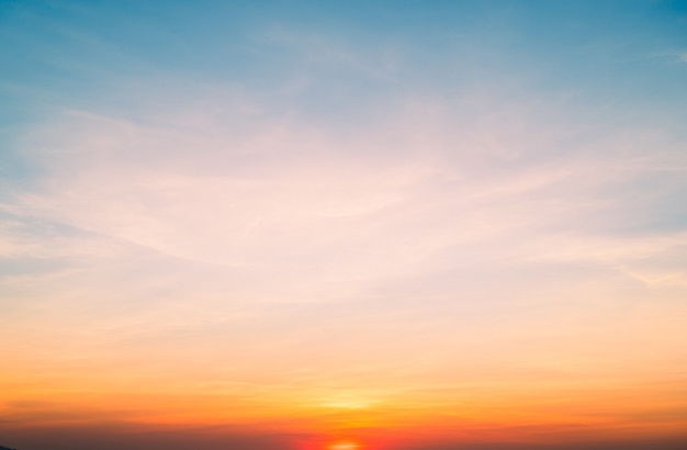 背景のビーチの夕日の空