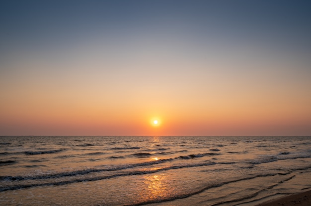 タイのビーチで夕焼け空