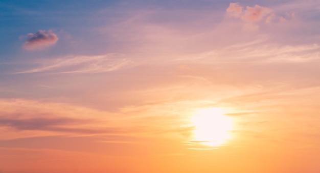 ロマンチックなオレンジ色の日光と夕方の夕焼け空雲