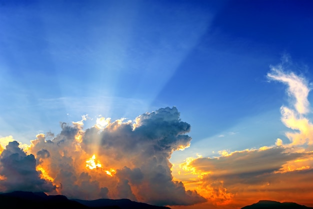 太陽の光と夕焼けの空と雲