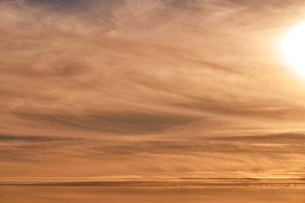 夕焼け空。日没時のカラフルでドラマチックな空。美しい燃えるような黄色の夕日。抽象的な自然光の背景