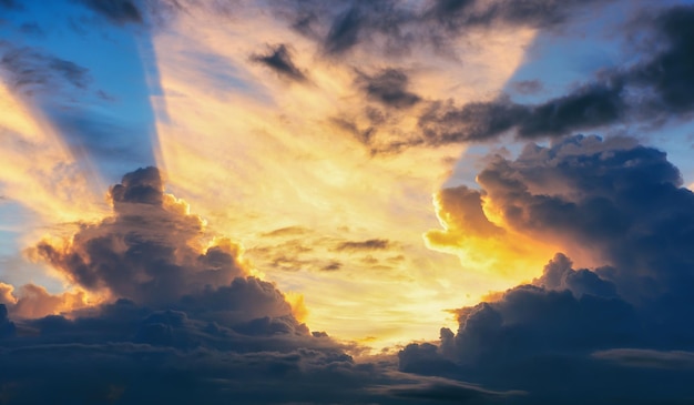 Cielo al tramonto, nuvole drammatiche e sfondo del sole