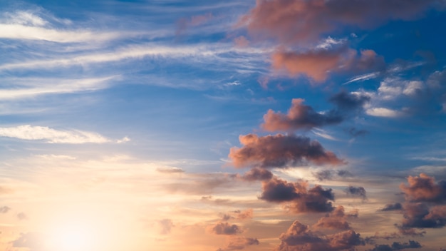 Cielo al tramonto la sera con luce solare colorata, maestosa natura del cielo