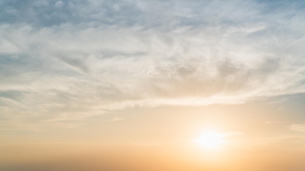 オレンジ色の日光雲と雄大な平和な自然の背景と夕方の夕焼け空