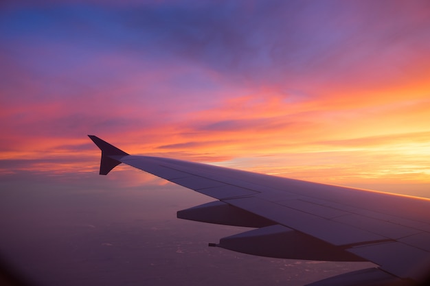 飛行機の窓から夕焼け空