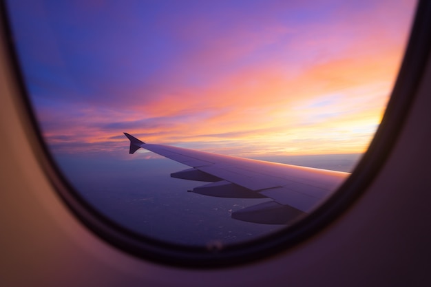 飛行機の窓から夕焼け空