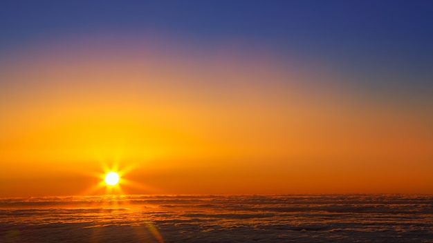 Photo sunset sky over haze sea of clouds in la palma