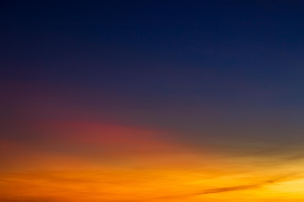 写真 カラフルなオレンジ色の日光雲と夕暮れの夕方の夕焼け空夕暮れの空の背景