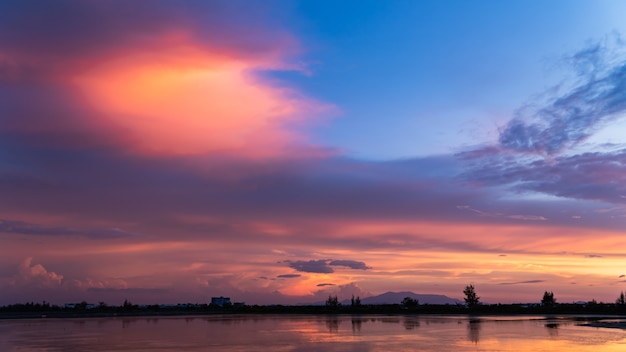 夕方の湖に沈む夕日