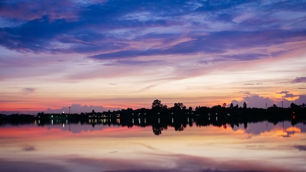 湖の夕焼けの空