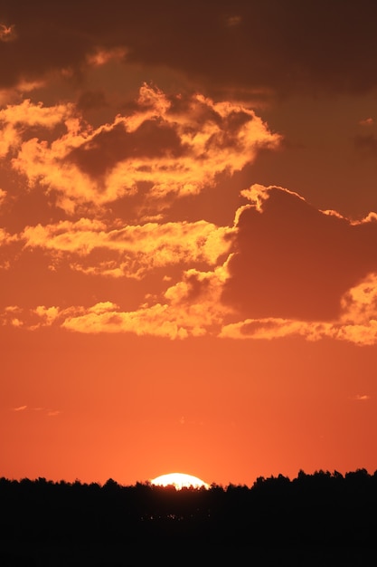 Sunset sky line in stedelijke omgeving.