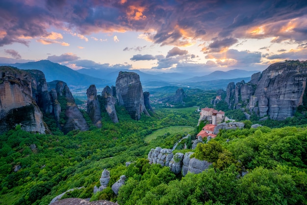 Photo sunset sky and monasteries of meteora