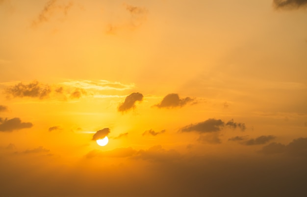 美しい日の出と朝の夕焼け空。