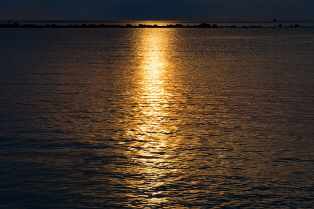 Foto il cielo del tramonto riflette sul mare, la luce e la nuvola del tramonto sono pacifiche