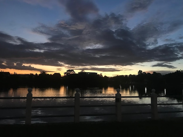 川に沈む夕焼け空