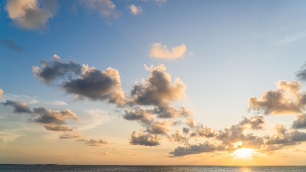 Photo sunset sky over sea in the evening with colorful orange sunlight clouds majestic peaceful in summer