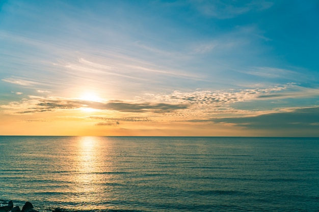 カラフルなオレンジ色の日光と夕方の海の夕焼け空 | プレミアム写真 カラフルなオレンジ色の日光と夕方の海の夕焼け空 | プレミアム写真