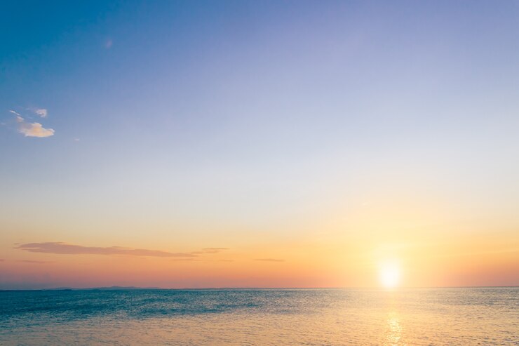 Photo 주황색 햇빛이 있는 저녁 바다 위의 일몰 하늘dusk 하늘 배경