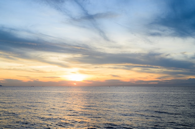 Cielo al tramonto sul mare per lo sfondo della natura