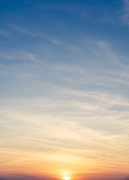 Фото Закатное небо вертикальное утром
