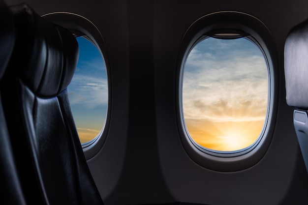 Vista dell'aeroplano della finestra del cielo di tramonto posto vuoto del finestrino