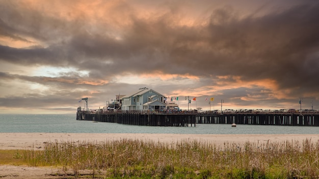 Photo sunset on a sky with clouds in long beach in california