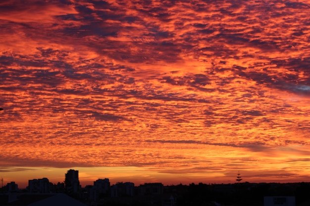 写真 夕焼けの空、雲