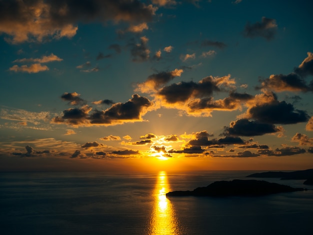 雲と空に沈む夕日