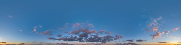 3d 그래픽 또는 게임 개발에서 스카이 돔으로 사용하거나 드론 샷을 편집하기 위해 구형 등사각형 형식의 천정이 있는 매끄러운 hdri 360 파노라마 보기로 저녁 구름이 있는 일몰 하늘