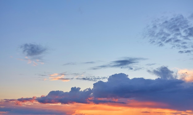 太陽の光が差し込む夕焼け空