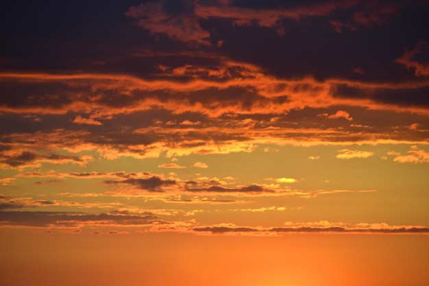 オレンジと黄色の雲と夕焼け空