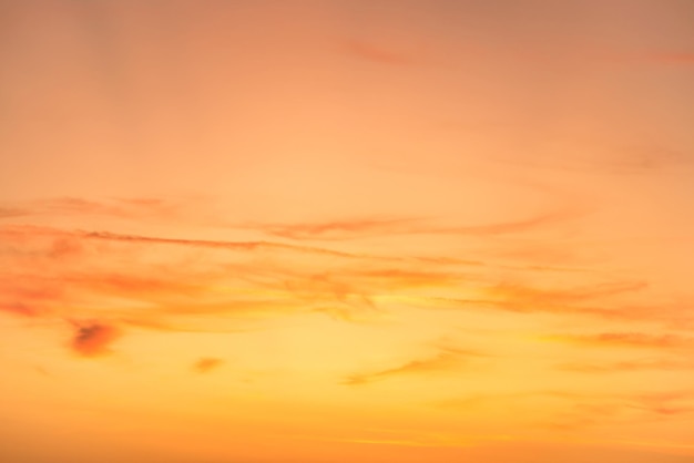 Foto cielo al tramonto con nuvole rosse e raggi solari