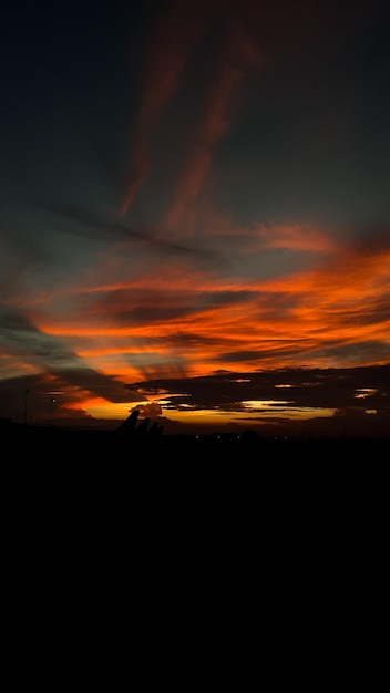 バラ色の太陽の光が差し込む夕焼け空