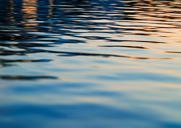 Foto tramonto e fondo liscio della superficie del fiume