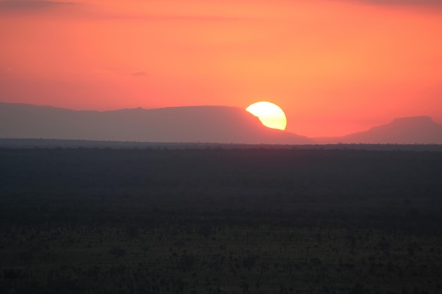 南アフリカの草原に沈む夕日