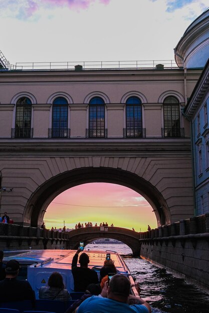 Photo sunset in st petersburg view from the river to the silhouette of the city