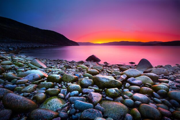 Photo sunset on the stone coast