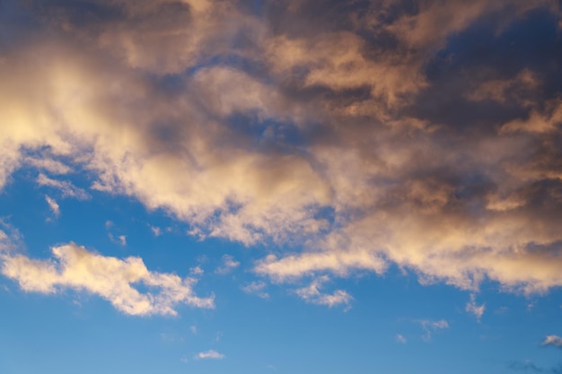 カラフルな空と雲と夕日の太陽。