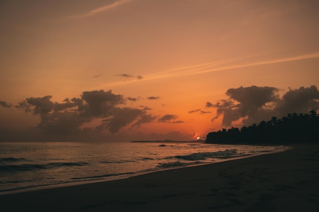 Foto il tramonto e l'alba sulla spiaggia dei caraibi