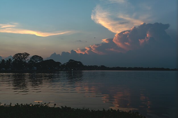 ティッサ湖の夕日や日の出