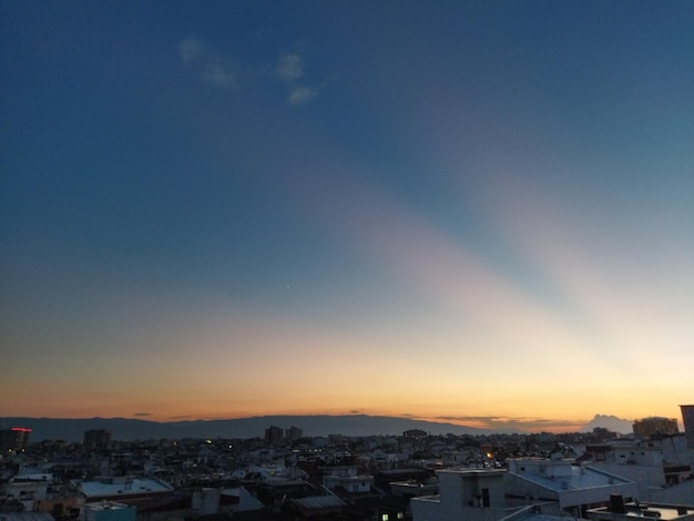 夕焼け、夕焼け、青い空