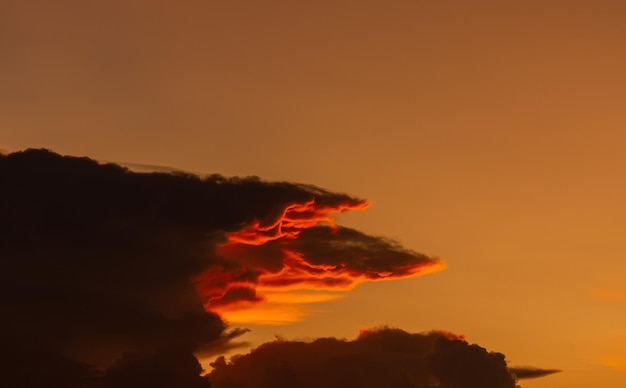 Al tramonto ci sono nuvole rossastre nel cielo