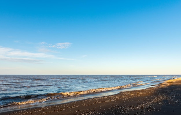 L'ora del tramonto su una spiaggia deserta