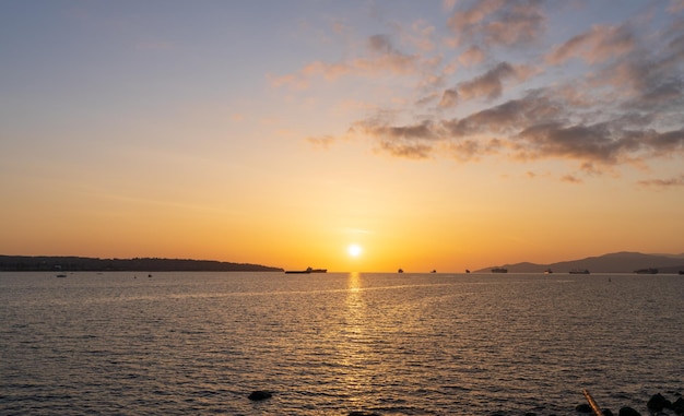 English Bay Beach의 일몰 시간과 바다에 주차된 배 밴쿠버 시의 아름다운 풍경