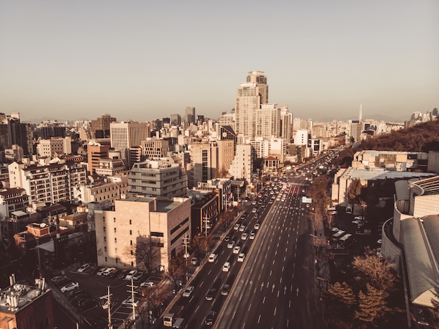 서울에서 일몰 시간입니다. 도시에 오렌지와 브라운보기