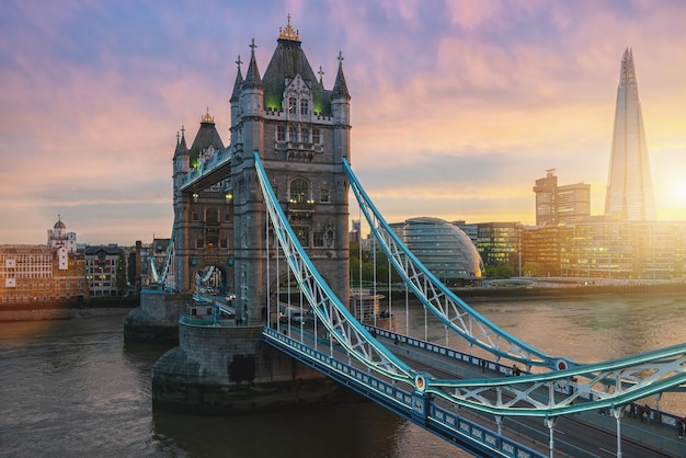 英国ロンドンのタワーブリッジに沈む夕日