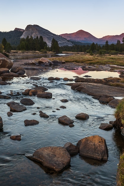 ヨセミテ国立公園、Tioga PassのTuolumne Meadowでの夕焼け。