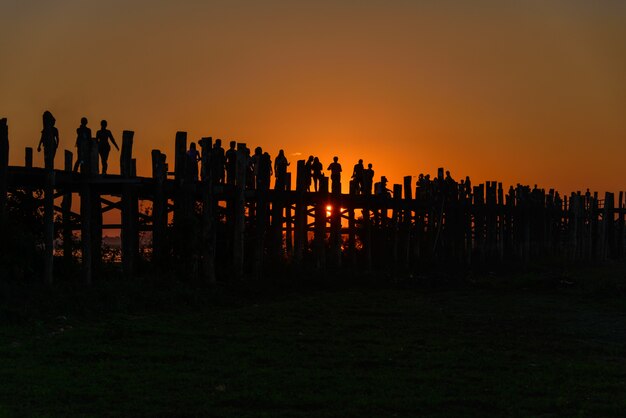 ミャンマー、ビルマのUBein橋の夕日